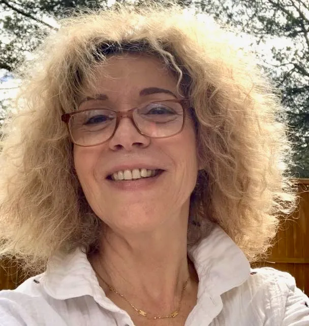 Anne Marie, médium, souriante en extérieur