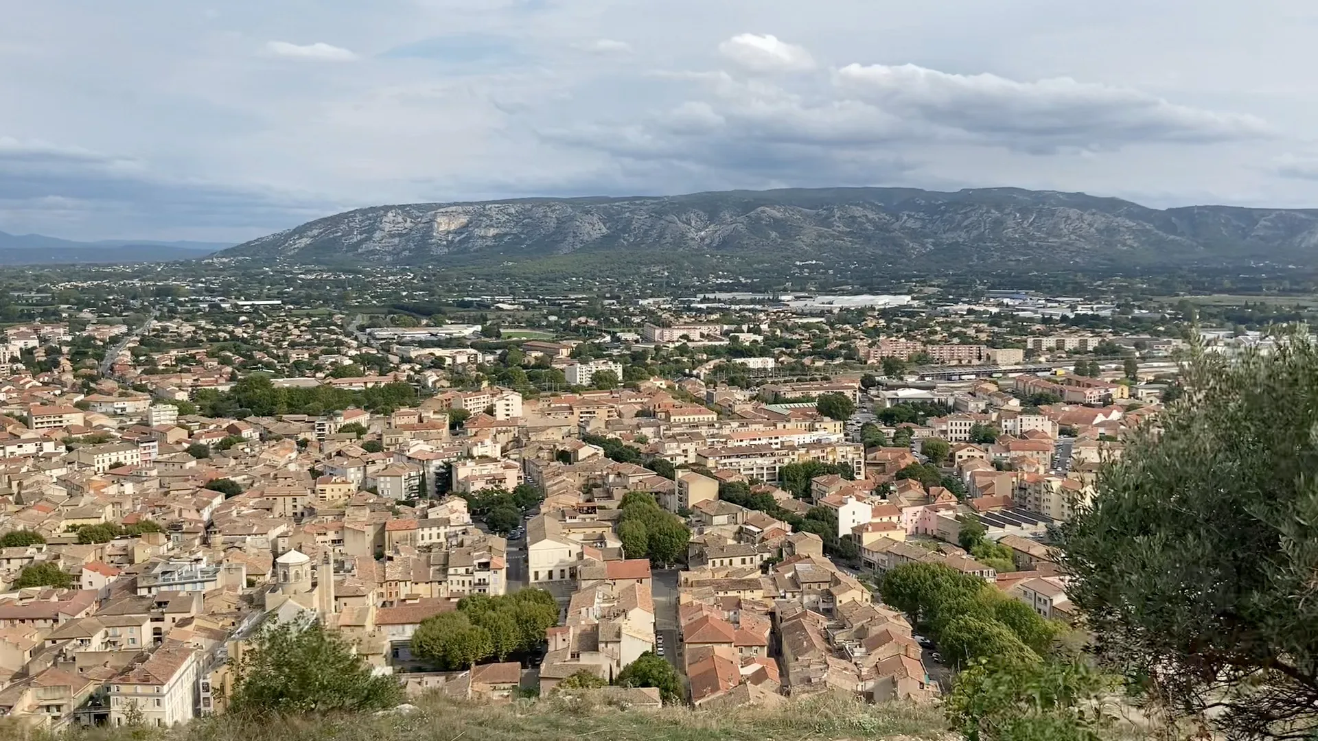 Les toits de Cavaillon, avec le massif du Luberon en arrière-plan